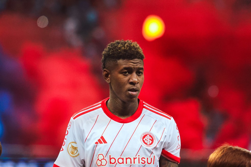 Reforço de peso? Flamengo retoma interesse em Vitão, do Internacional