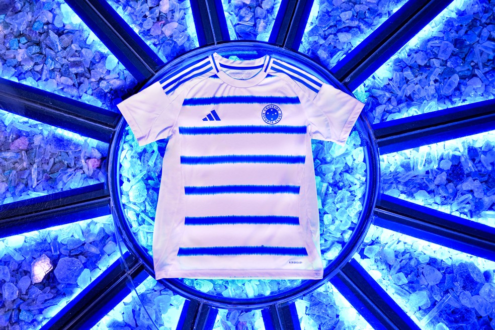 Cruzeiro lança camisa com referências ao hino do clube