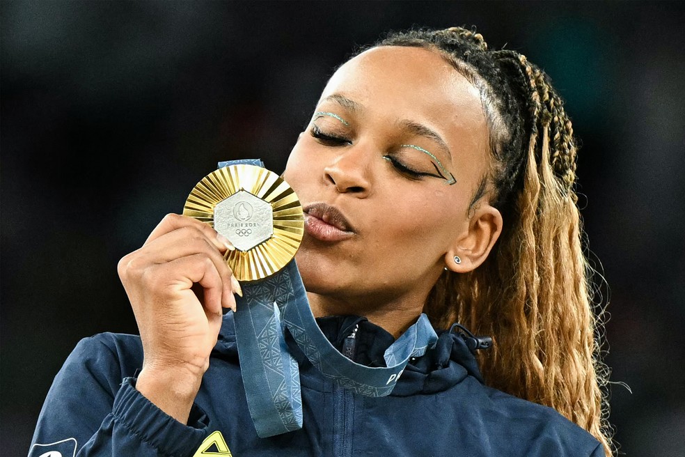 Rebeca Andrade comemora o ouro no solo nas Olimpíadas — Foto: AFP