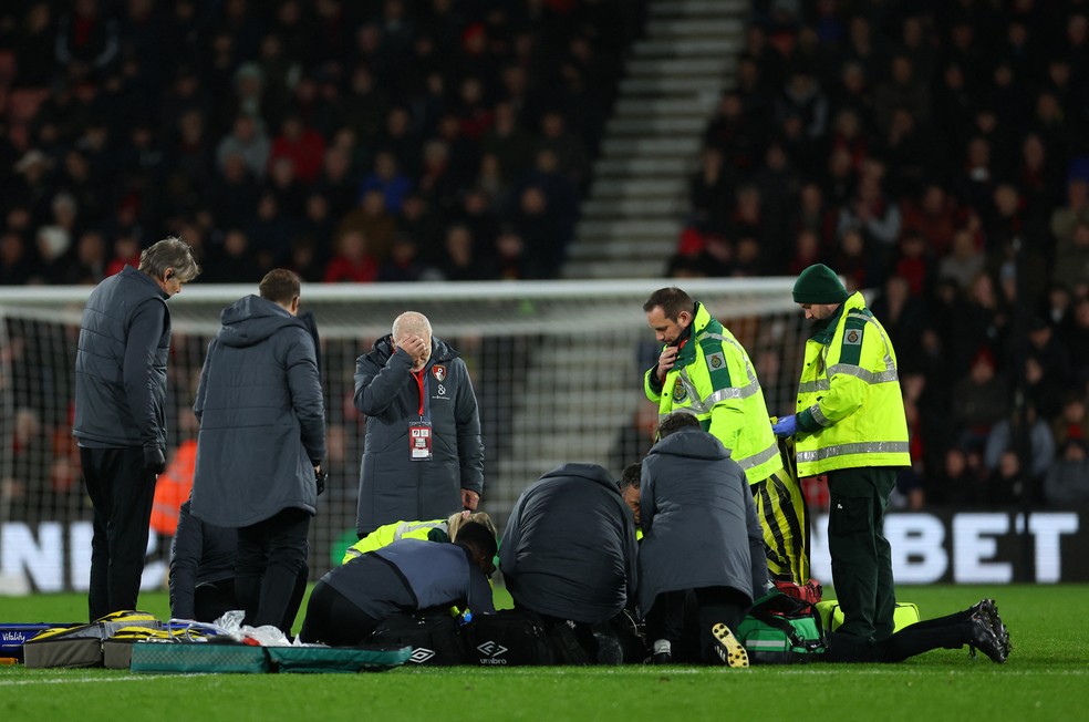 Capitão do Luton cai inanimado durante jogo com Bournemouth
