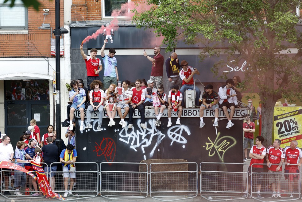 Arsenal faz passeata para celebrar título da Premier League com os fãs — Foto: Action Images via Reuters/Peter Cziborra