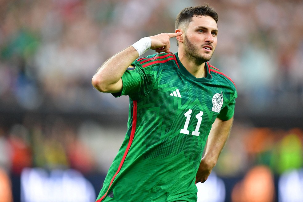 Santiago Giménez comemorando gol pelo México