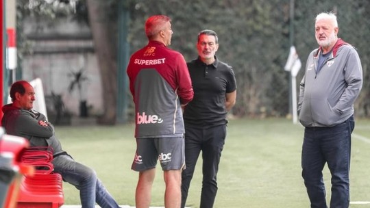 Crespo debaterá quatro nomes com a diretoria do São Paulo no Rio - Na concentração para jogo contra o Flamengo, técnico do Tricolor e diretores vão tentar chegar a consenso sobre reforço para a lateral