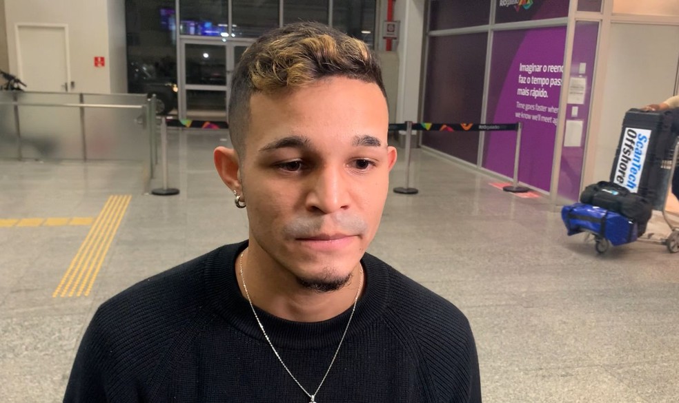 Adson desembarcou no Rio de Janeiro e treino com o elenco do Vasco  — Foto: Tébaro Schmidt