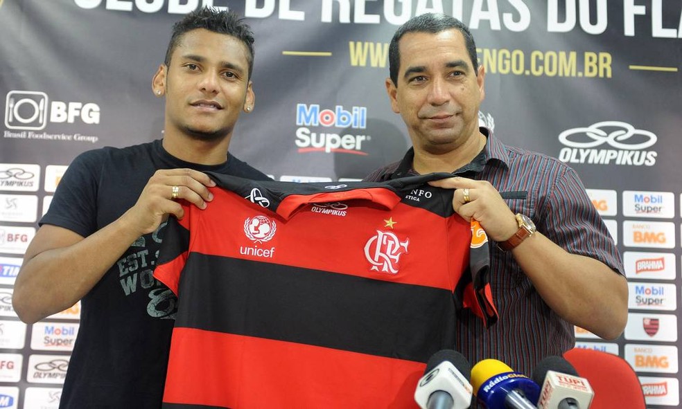 Wellington Bruno apresentado pelo diretor de futebol Zinho em 2012 — Foto: Fla Imagem / Divulgação