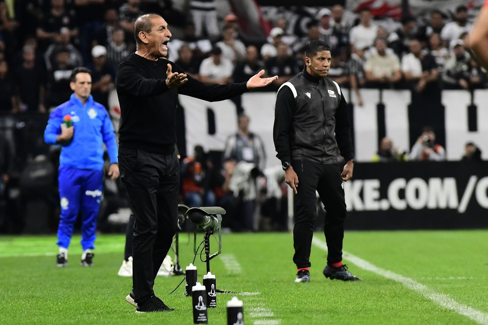 Ramón Díaz em Corinthians x Palmeiras — Foto: Marcos Ribolli