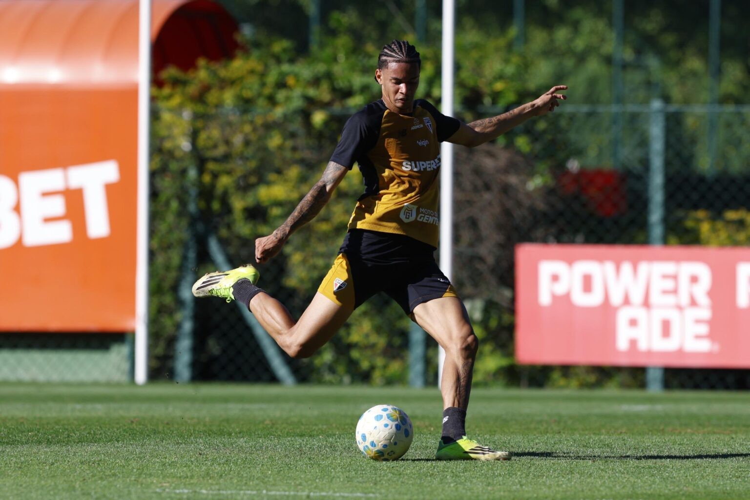 Com Newton, São Paulo fecha intertemporada com vitória e empate em jogos-treino