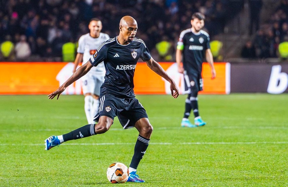 Júlio Romão, volante do Qarabag — Foto: Reprodução/Instagram