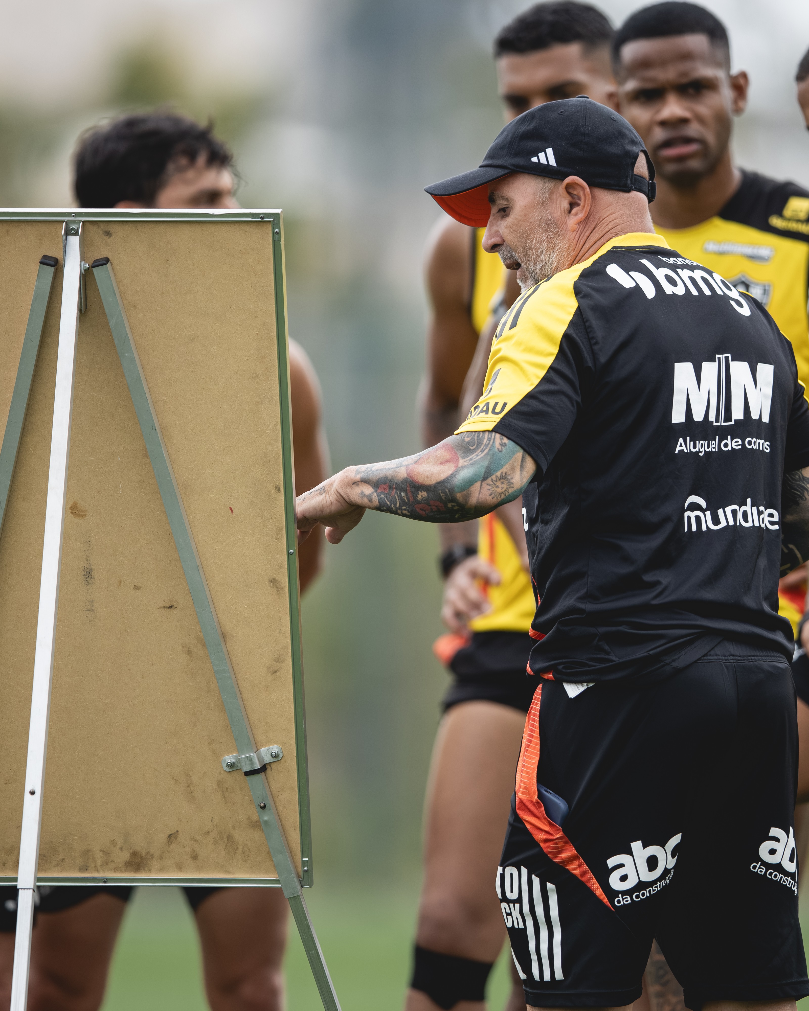 Com desfalques na defesa, Sampaoli fecha preparação