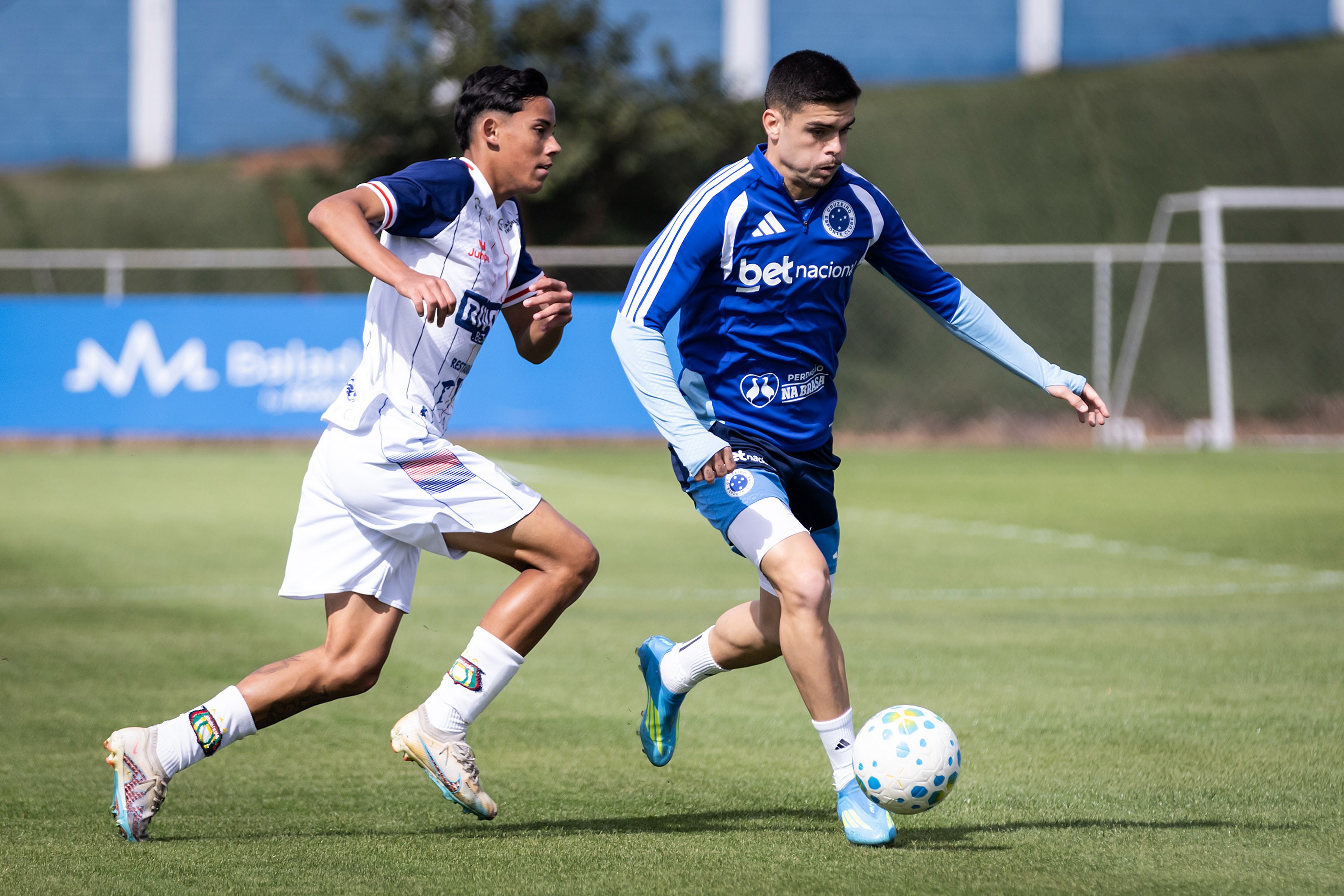 Artur Jorge faz novos testes, e Cruzeiro goleia em jogos-treino na Toca da Raposa