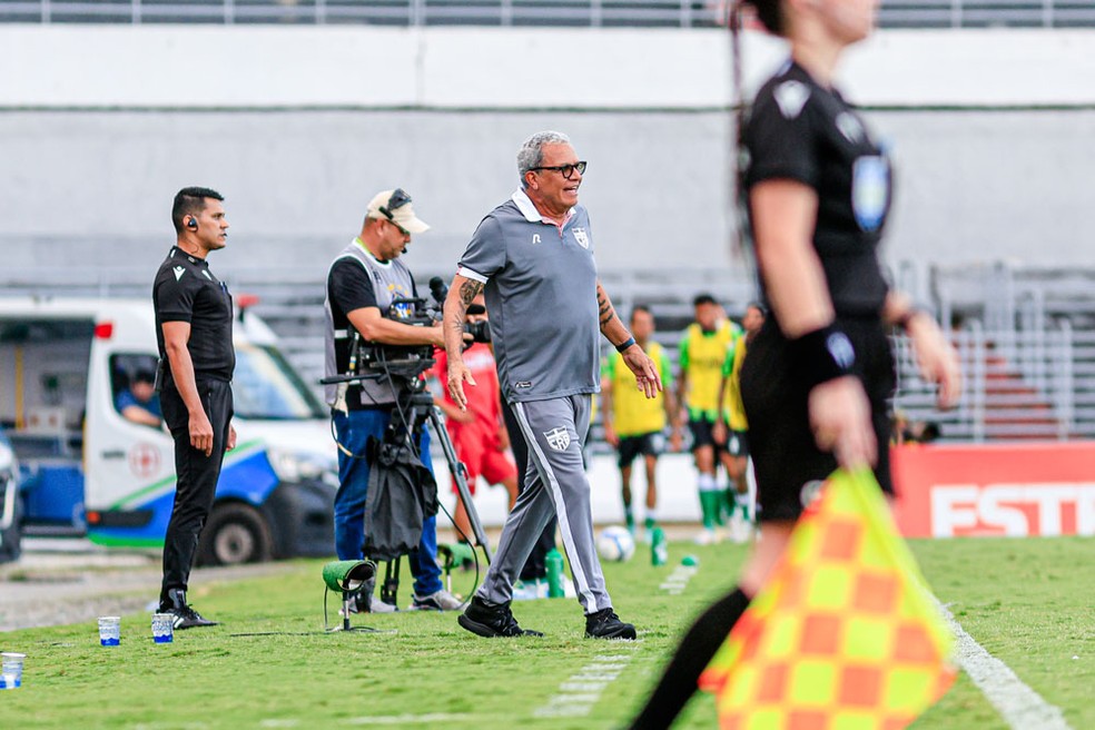 Hélio dos Anjos durante a vitória do CRB contra o América-MG — Foto: Ailton Cruz