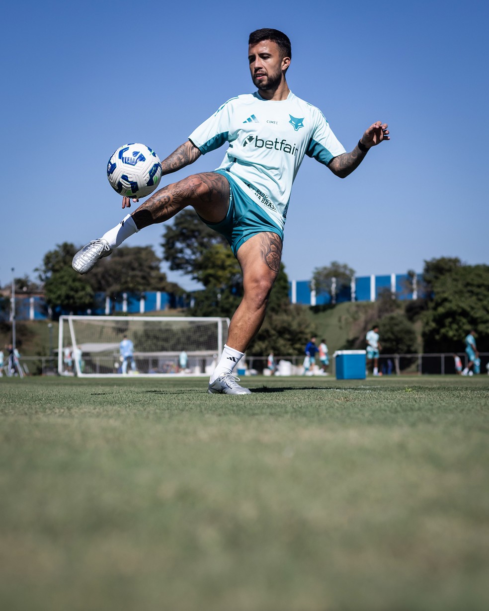 Matheus Henrique durante treino do Cruzeiro na Toca da Raposa — Foto: Gustavo Aleixo