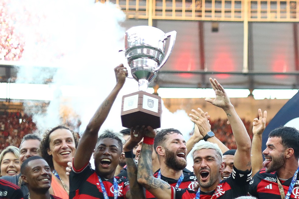 Apesar das muitas conquistas, Bruno Henrique levantou a Taça Guanabara com sorriso no rosto