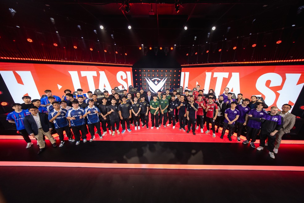 Jogadores e técnicos dos oito times participantes da LTA Sul 2025 no palco da Riot Games Arena em São Paulo — Foto: Bruno Alvares/Riot Games