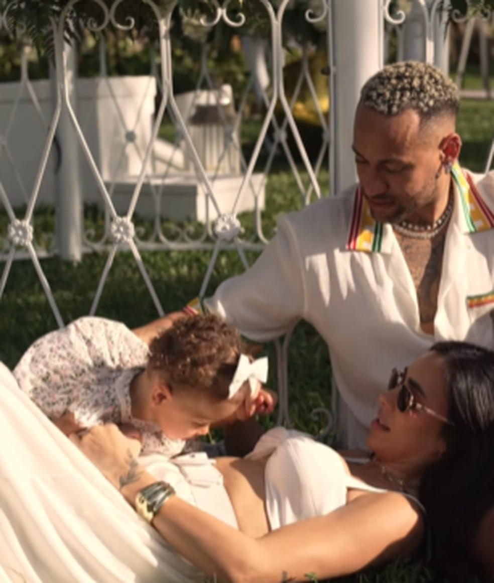 Neymar e Bruna Biancardi com Mavie, primeira filha do casal — Foto: Reprodução