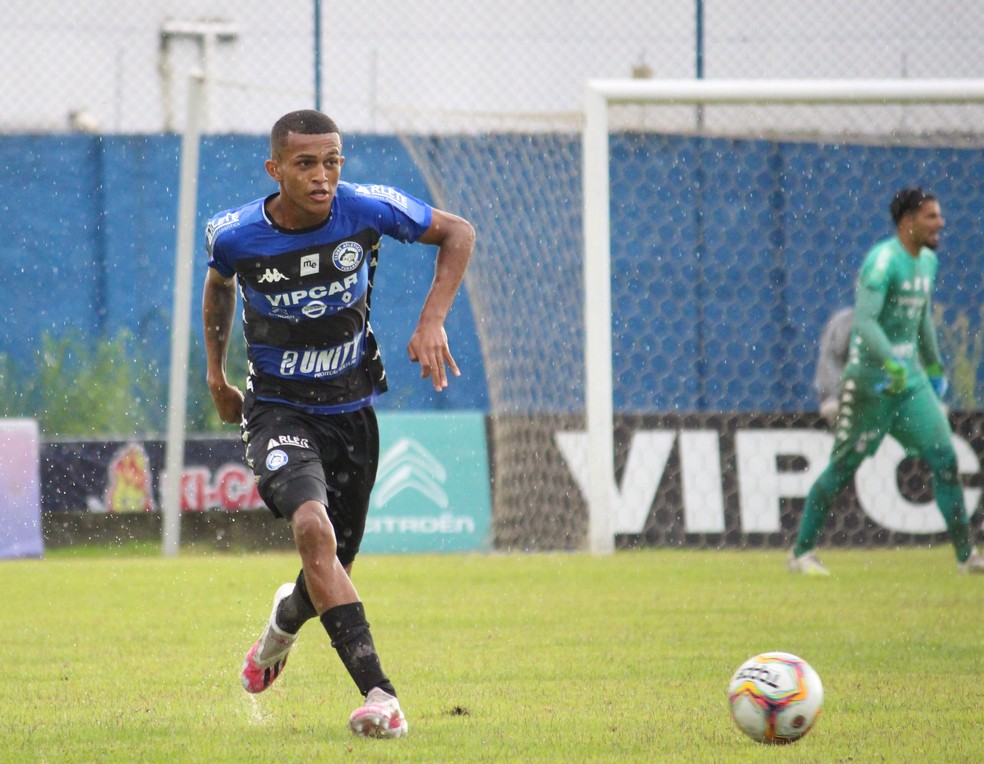 Wesley em ação pelo Tubarão-SC — Foto: Divulgação / Tubarão-SC