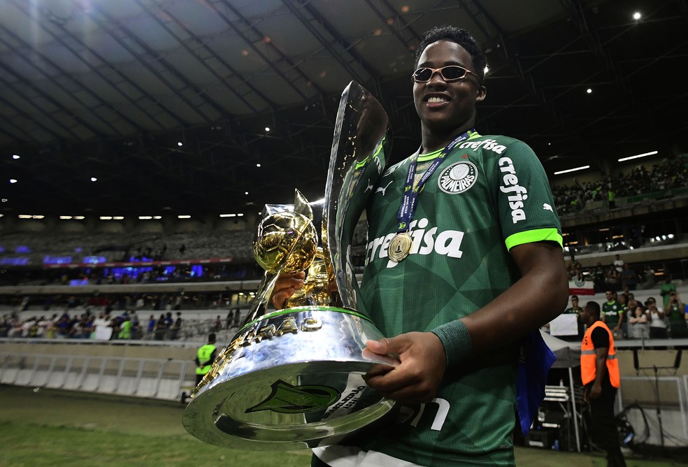 Endrick com a taça de campeão brasileiro de 2023 conquistada pelo Palmeiras — Foto: Marcos Ribolli