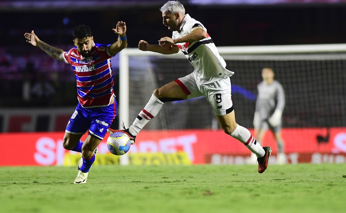 Fortaleza domina São Paulo em partida deprimente e brilha no segundo tempo