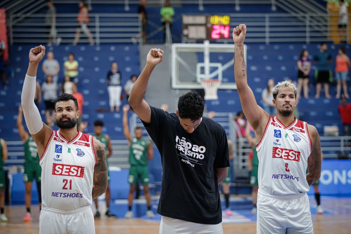 Jogador brasileiro de basquete pede punição após racismo sofrido: Que  responda pelos seus atos