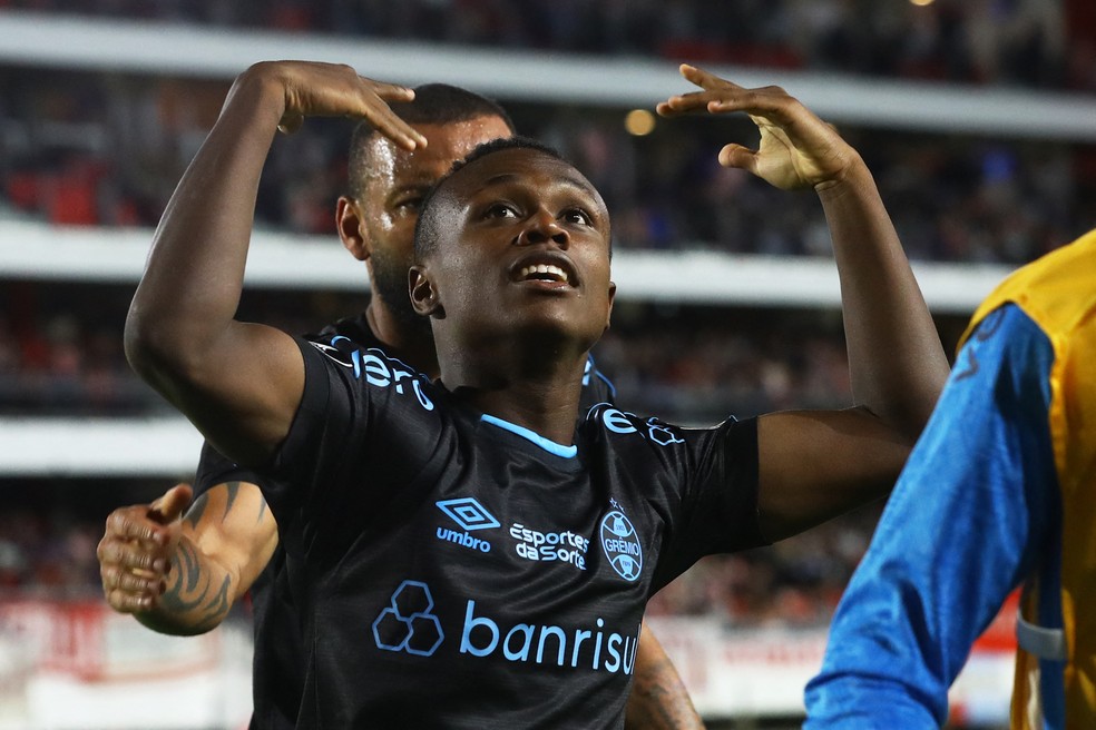 Nathan Fernandes comemora gol pelo Grêmio contra o Estudiantes na Libertadores