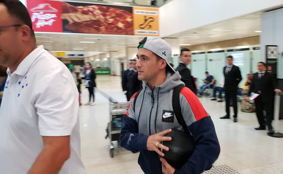 Após deixar o Japão na terça-feira, Arrascaeta chegou a São Paulo no início desta tarde — Foto: ge