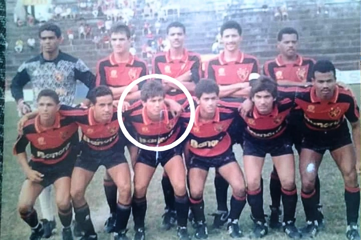 Treinador Alexandre Cruz em campo durante treinamento do Guarany de Camaragibe