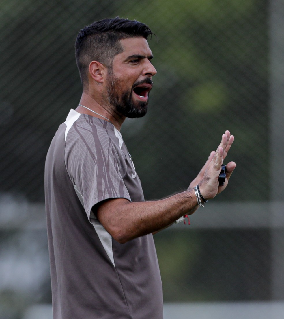 António Oliveira comanda treino do Corinthians nesta sexta-feira — Foto: Rodrigo Coca/Ag. Corinthians