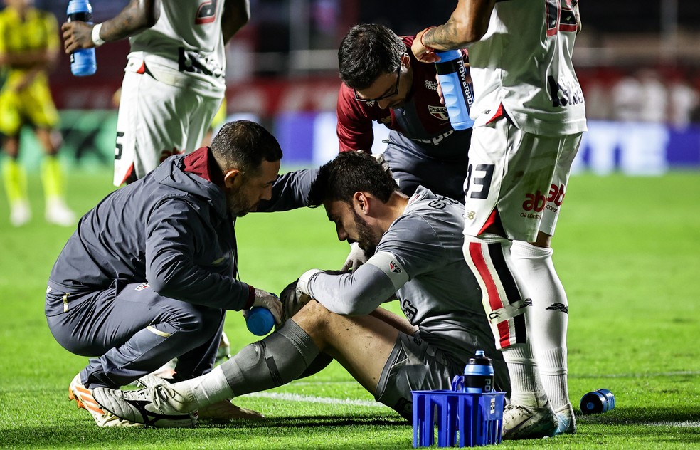 Goleiro Rafael, do São Paulo, recebe atendimento médico em campo — Foto: Fabio Giannelli/AGIF