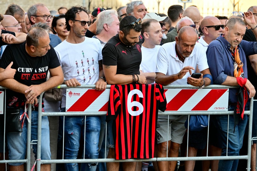 Torcedores do Milan no adeus a Baresi — Foto: AFP