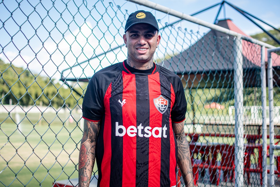 Luan veste a camisa do Vitória — Foto: Victor Ferreira / EC Vitória