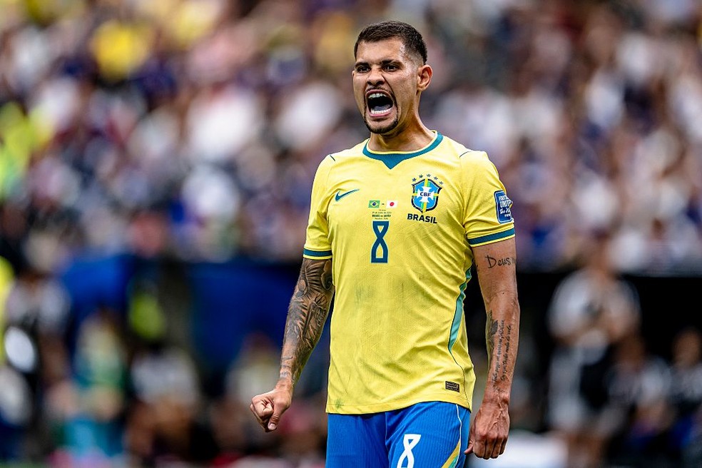 Bruno Guimarães vibra na partida entre Brasil e Japão — Bruno Guimarães