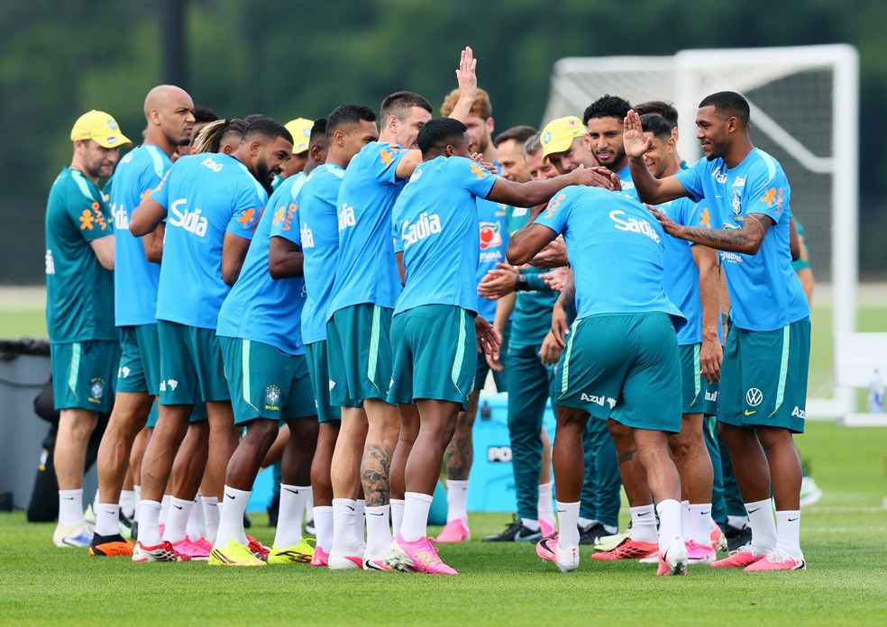 Jogadores da Seleção fazem corredor polonês para Igor Thiago — Foto: Reuters/Caean Couto