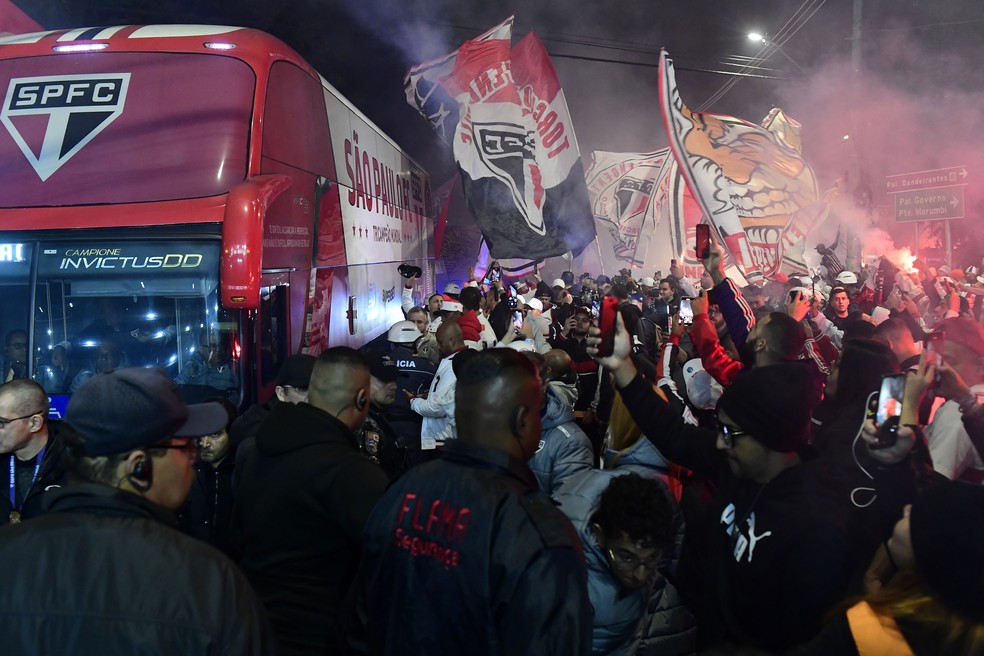 Chegada do ônibus do São Paulo ao Morumbis — Foto: Marcos Ribolli