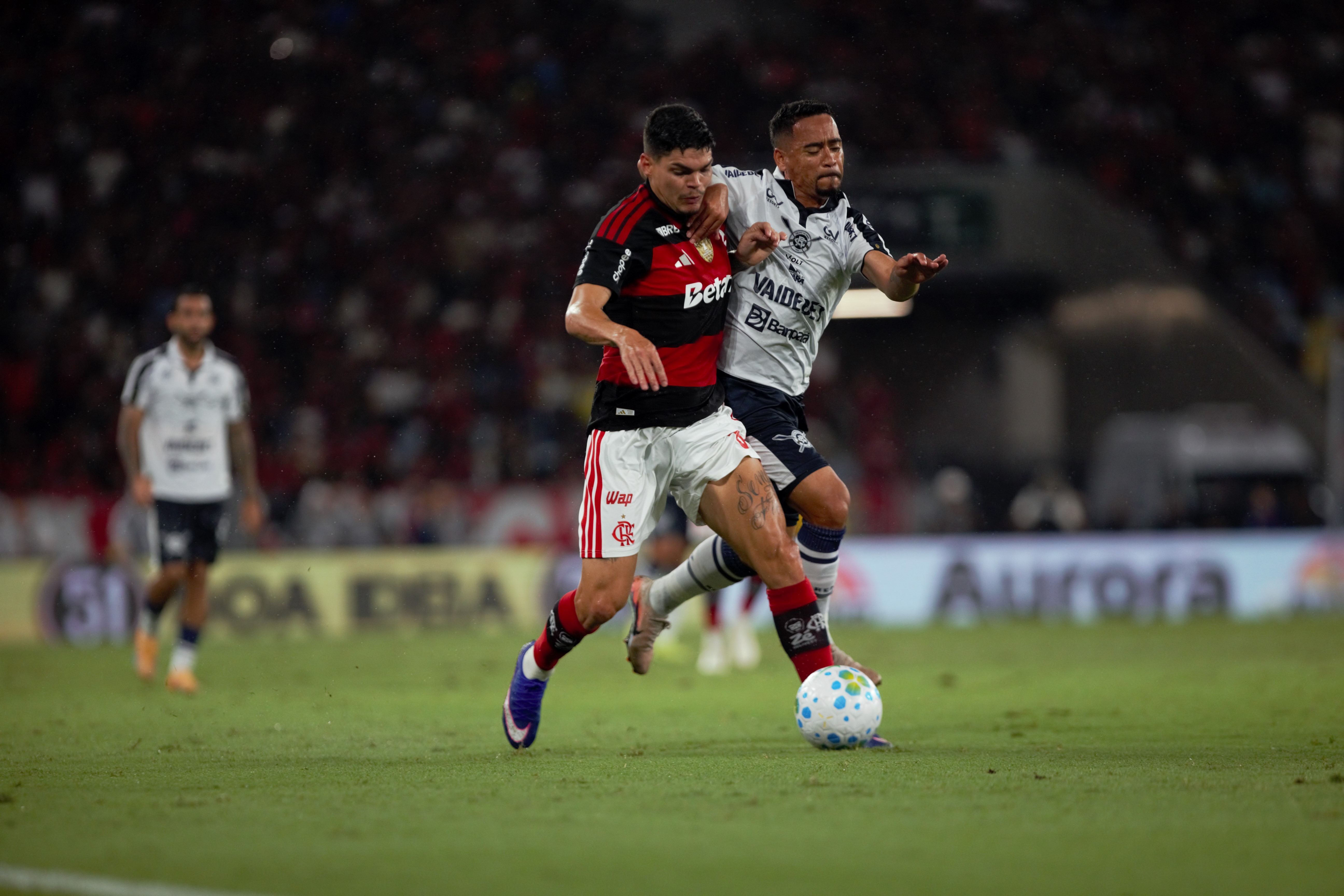 Ayrton Lucas busca afirmação como titular no Flamengo sob comando de Jardim após falhas anteriores