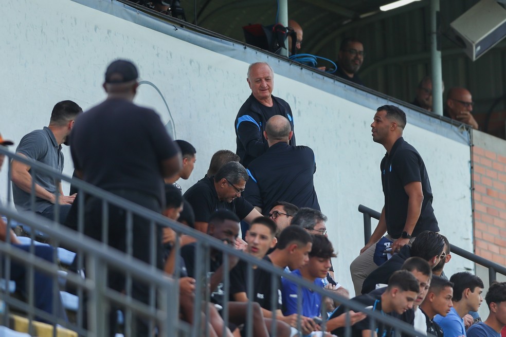 Felipão acompanha jogo da base do Grêmio no CT Hélio Dourado — Foto: Angelo Pieretti/Grêmio