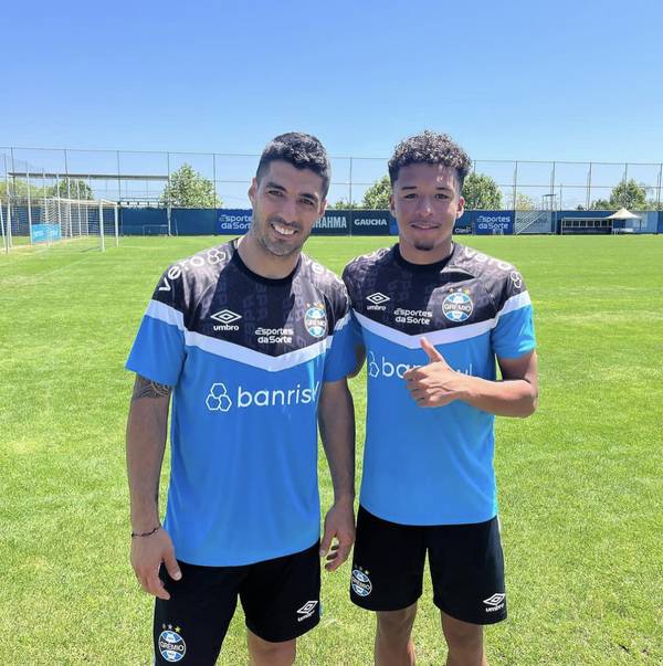Luis Suárez volta após viagem e participa de treino do Grêmio