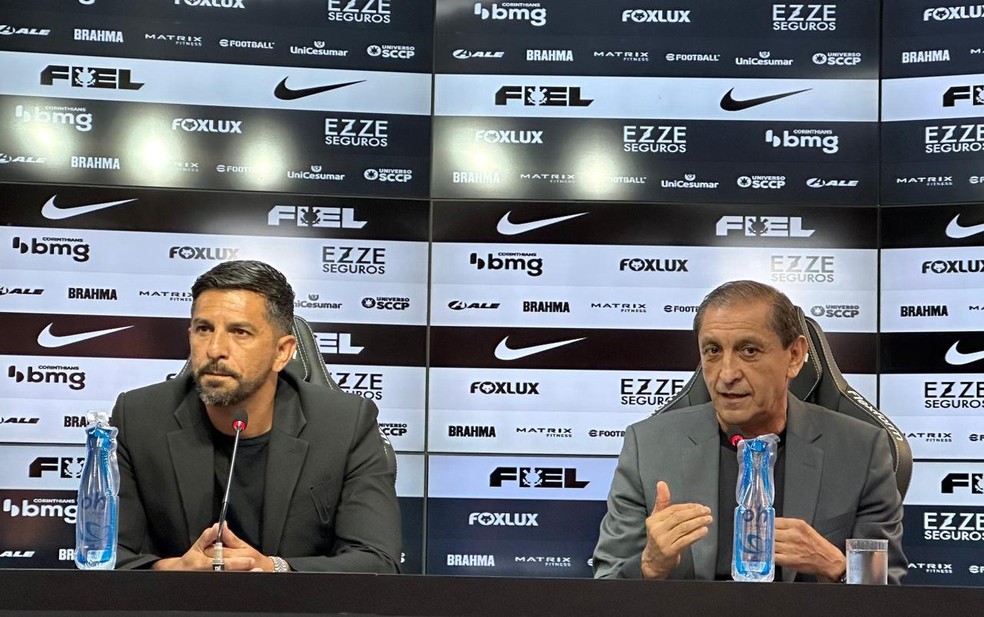 Emiliano Díaz e Ramón Díaz no Corinthians — Foto: Bruno Cassucci