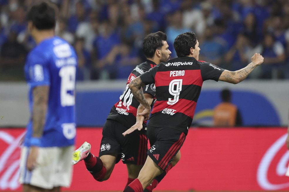 Pedro e Paquetá em Cruzeiro x Flamengo — Foto: Gilson Lobo/AGIF