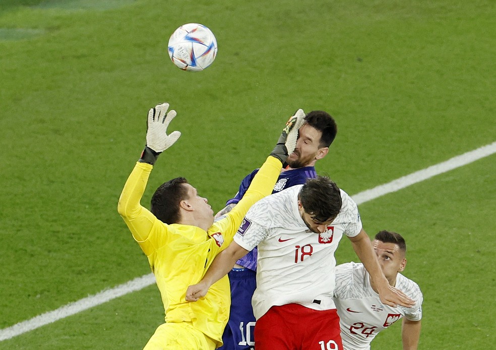 Eleito melhor do jogo em Argentina x Polônia, Messi entrega prêmio