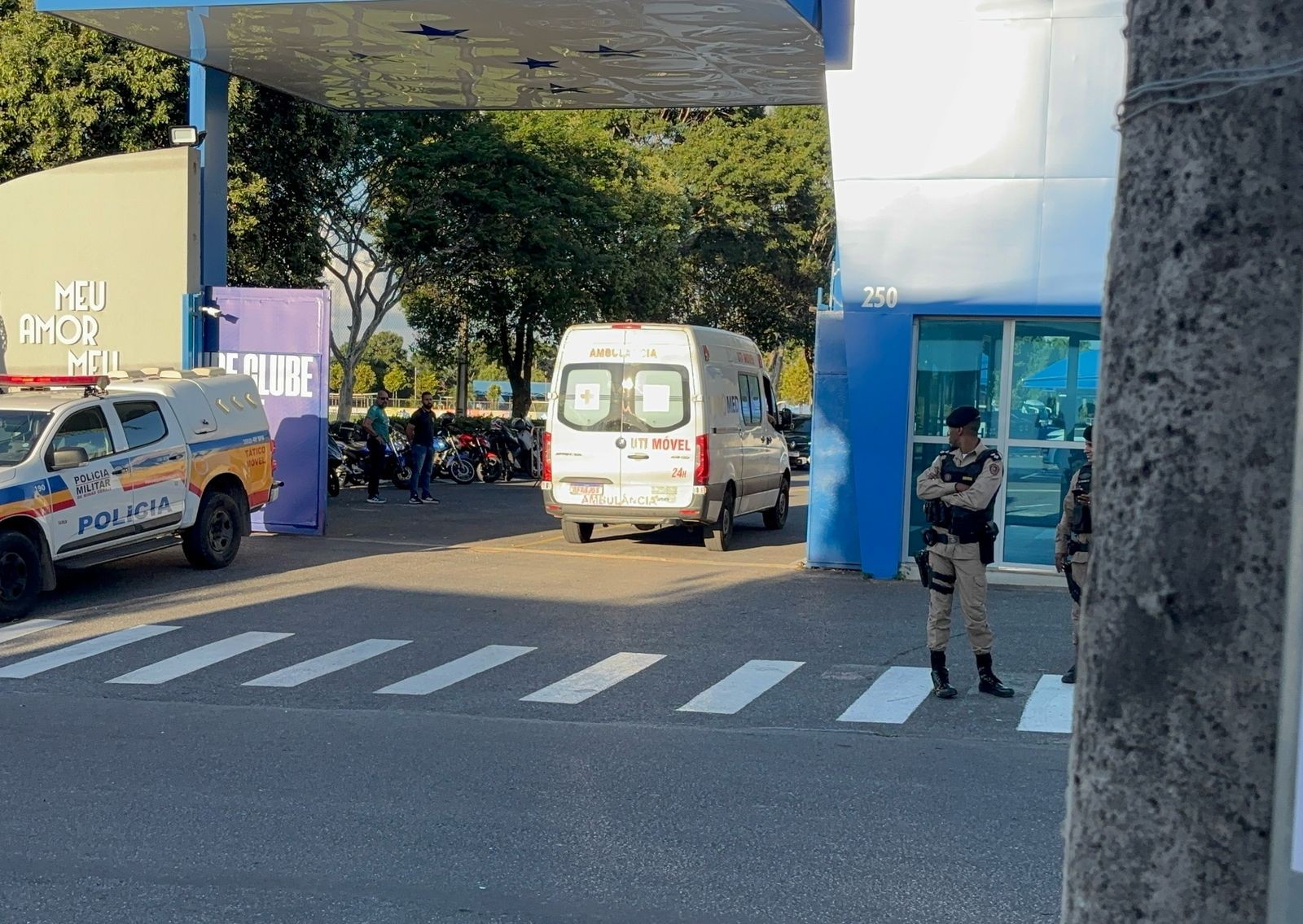 Jogador da base do Cruzeiro é levado para hospital após mal súbito