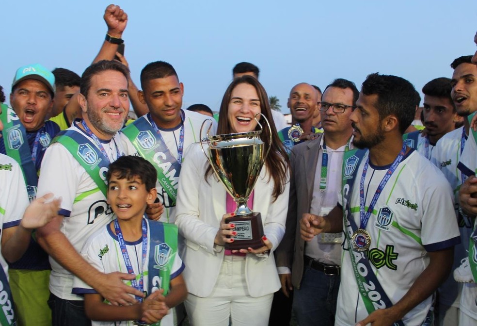 Atletas do Serra Branca recebendo a taça da 2ª divisão das mãos de Michelle Ramalho  — Foto: Cassiano Cavalcanti / Serra Branca