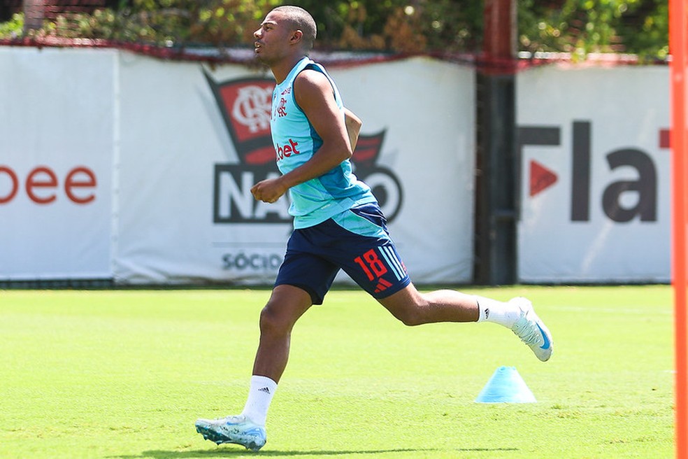 De la Cruz em treino do Flamengo  Foto: Gilvan de Souza/CRF