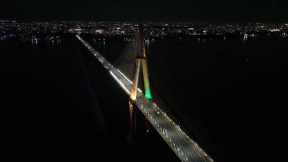 Ponte Rio Negro com iluminação em verde e amarelo