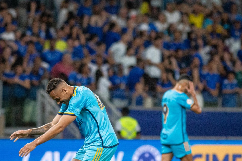 Zenit é campeão Russo e quebra a taça durante a comemoração; veja