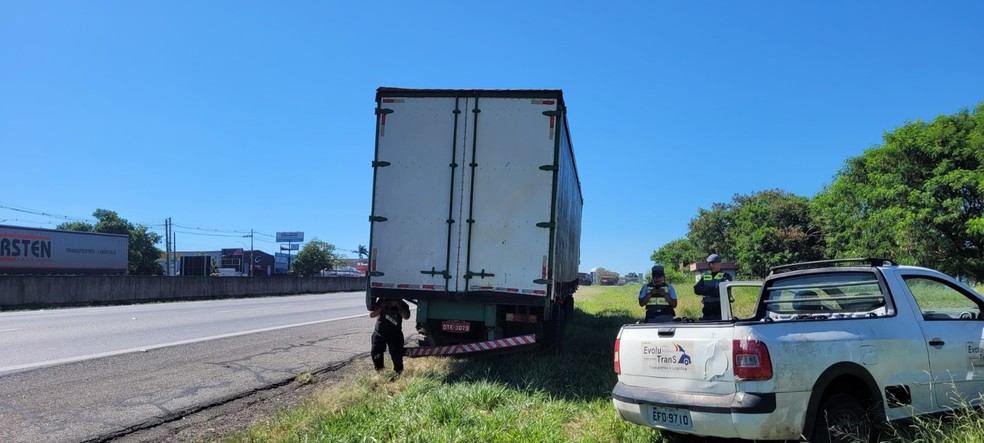 Caminhão envolvido no acidente que deixou jogador do Red Bull Bragantino gravemente ferido — Foto: Paula Nacasaki/ O Liberal