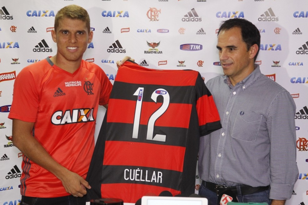 Cuéllar apresentado por Rodrigo Caetano no Flamengo em 2016 — Foto: Gilvan de Souza / Flamengo