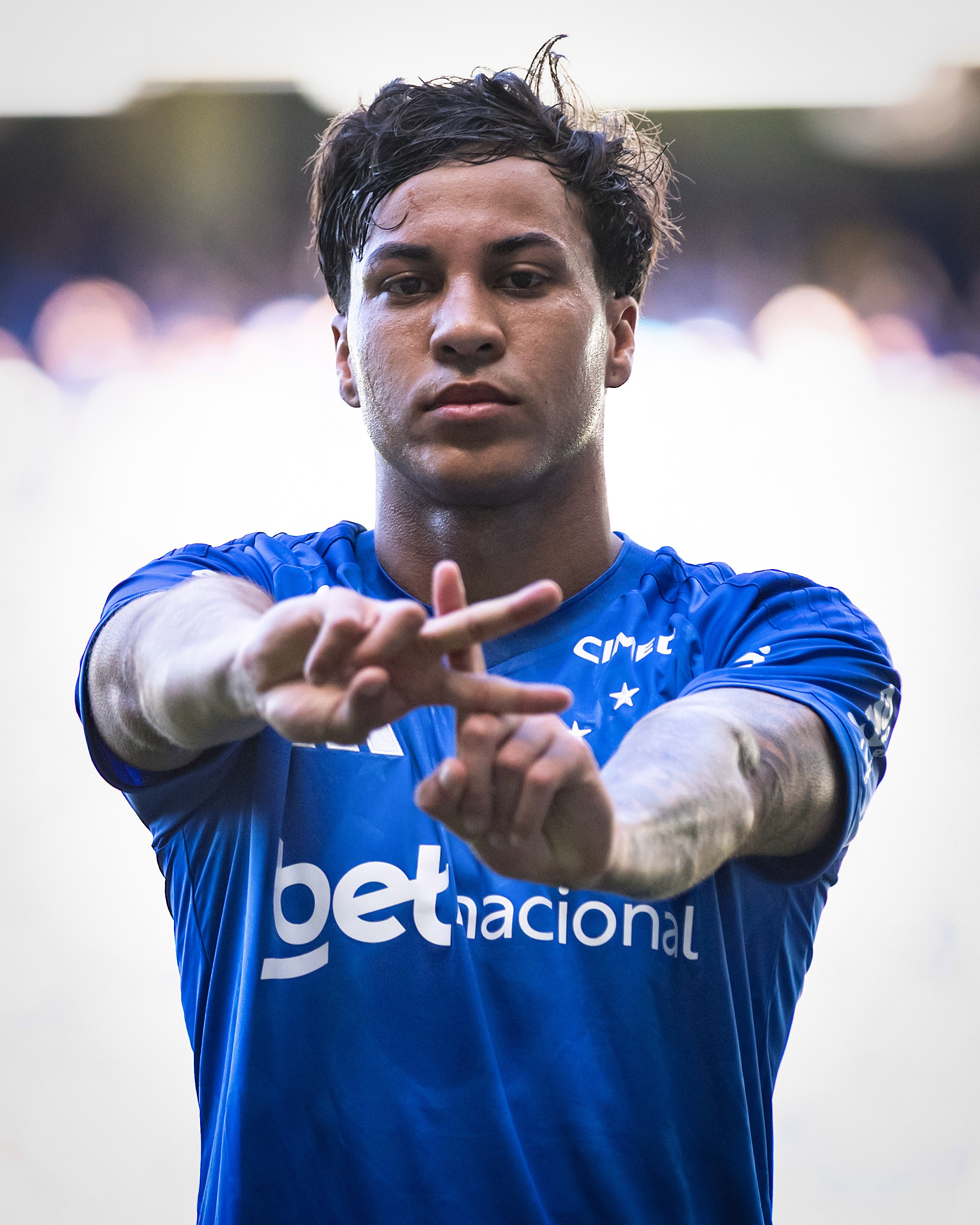 Cruzeiro brilha em amistoso com goleada e revelações promissoras no elenco