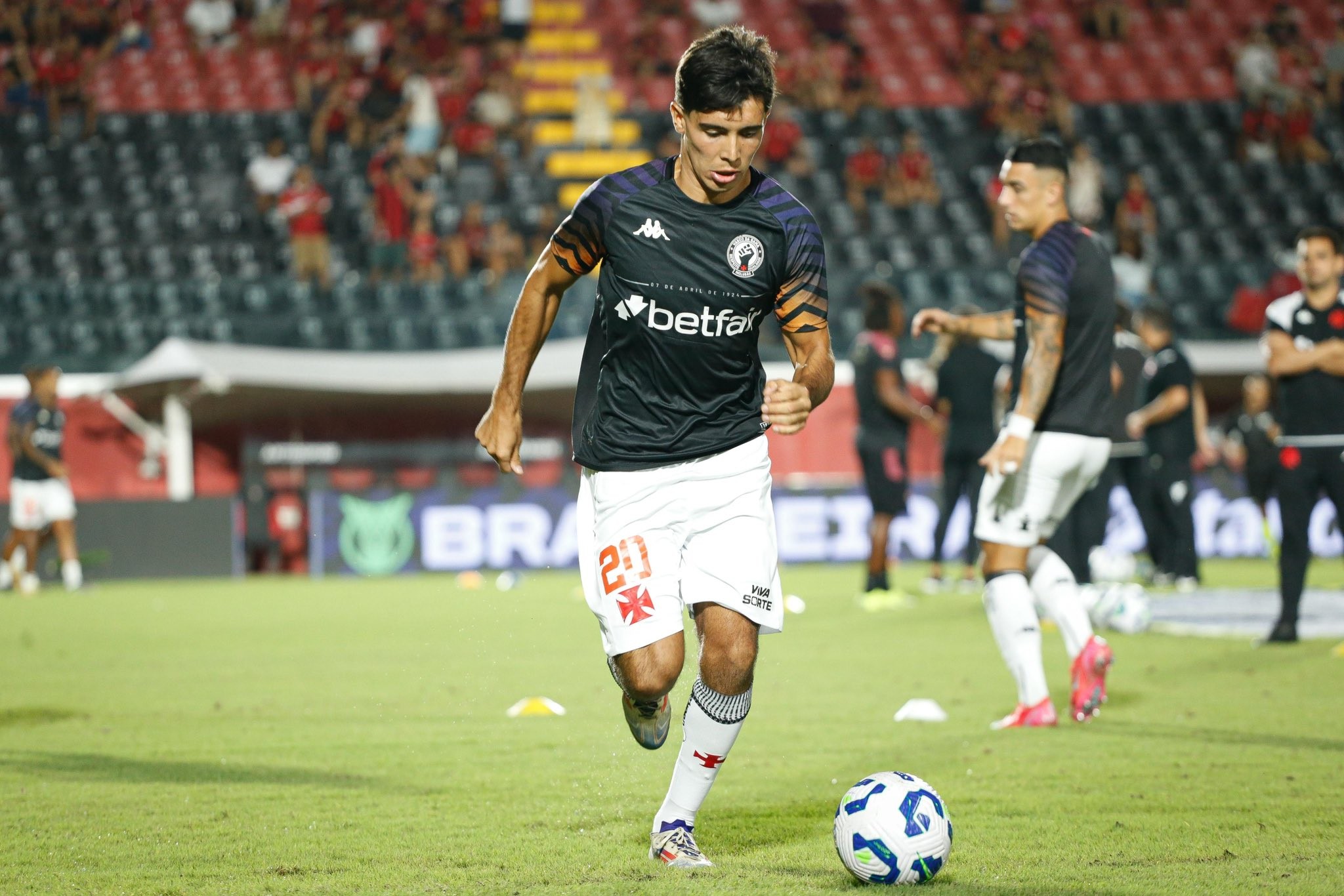 Com Cuesta e Gómez, Vasco pode chegar a dez estrangeiros no elenco e projeta saídas na janela
