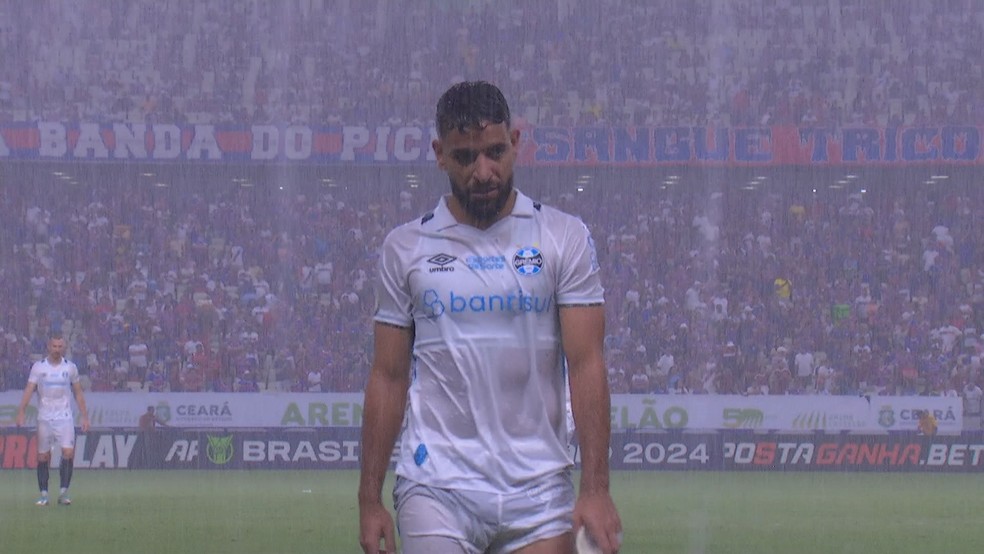 Pepê é expulso em jogo do Grêmio com o Fortaleza — Foto: Reprodução/sportv