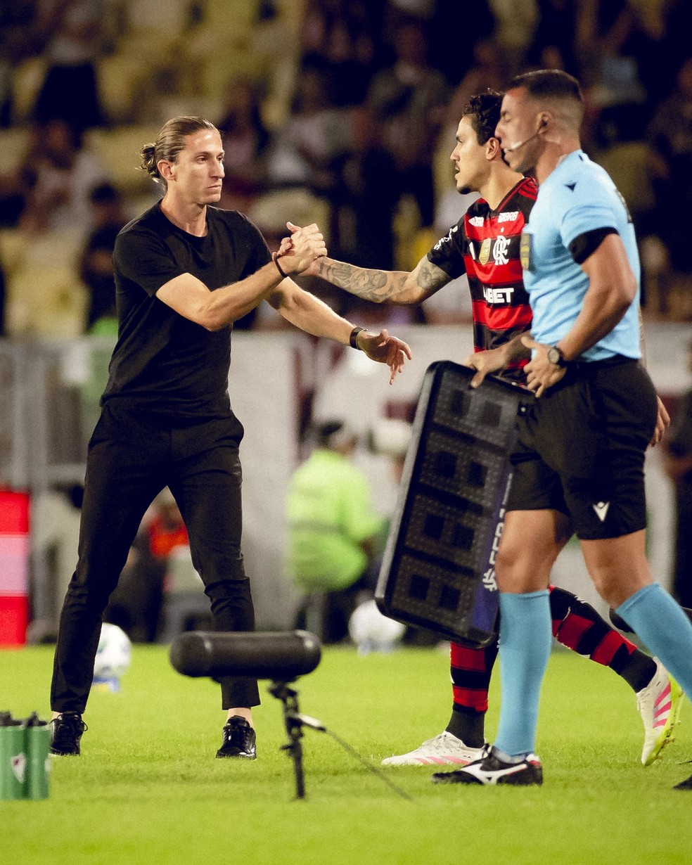Filipe Lus e Pedro se cumprimentam em jogo do Flamengo  Foto: Adriano Fontes / Flamengo